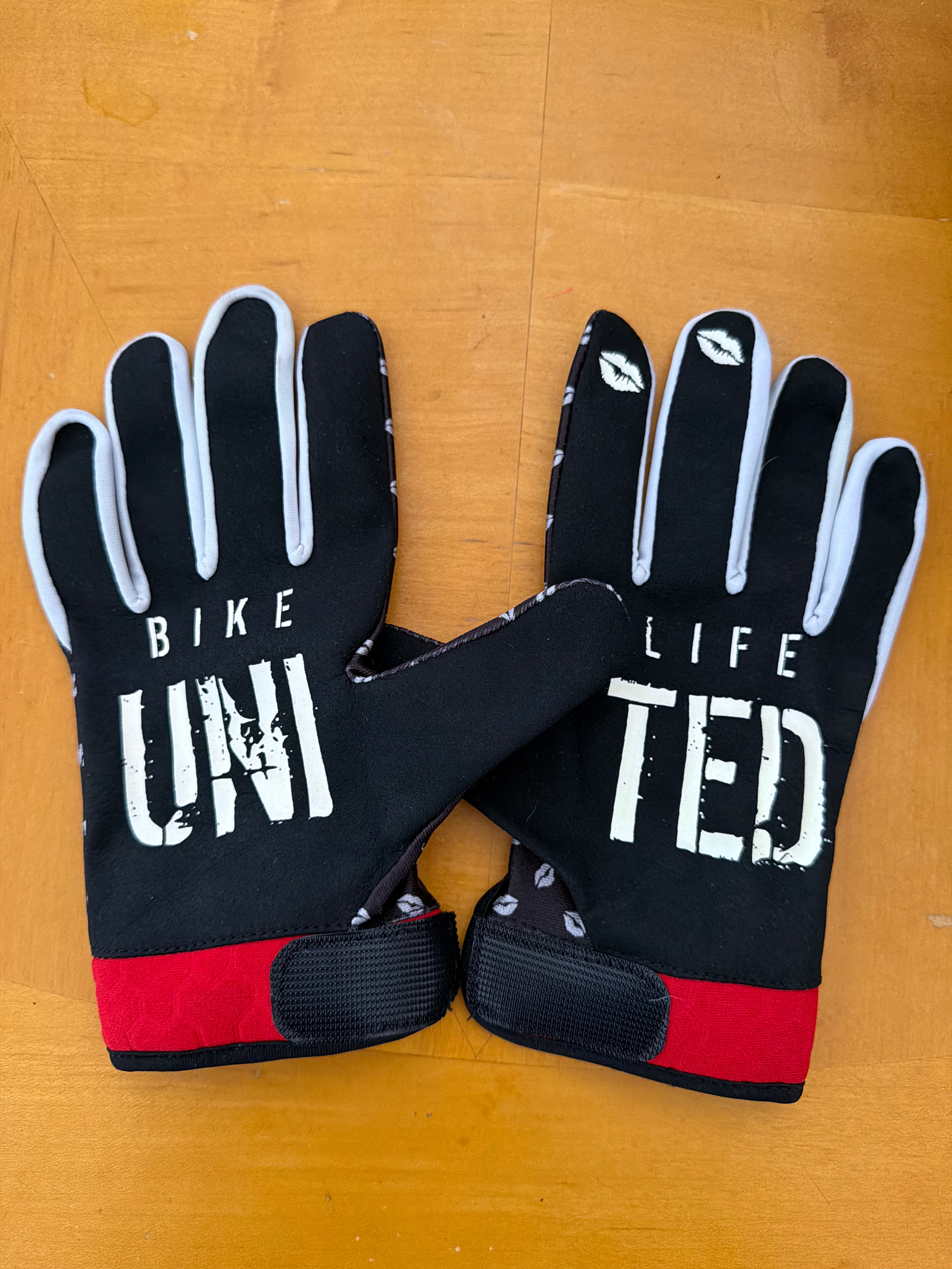 East2West GG Glove