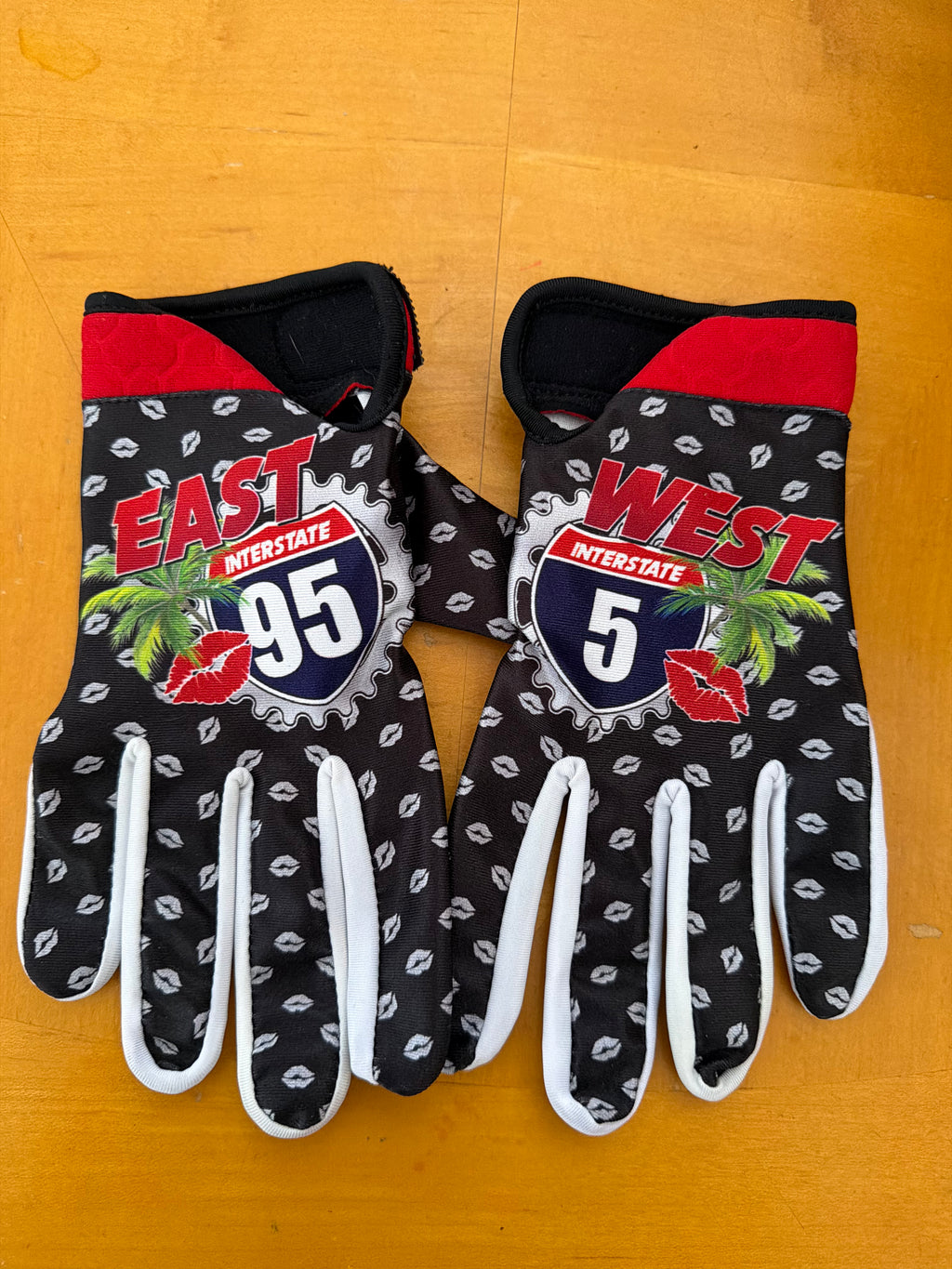 East2West GG Glove